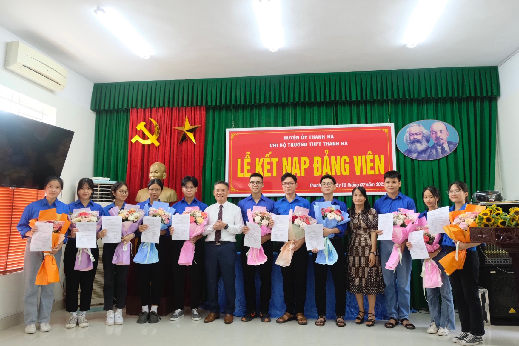 Kết nạp 11 đảng viên là học sinh trường THPT Thanh Hà